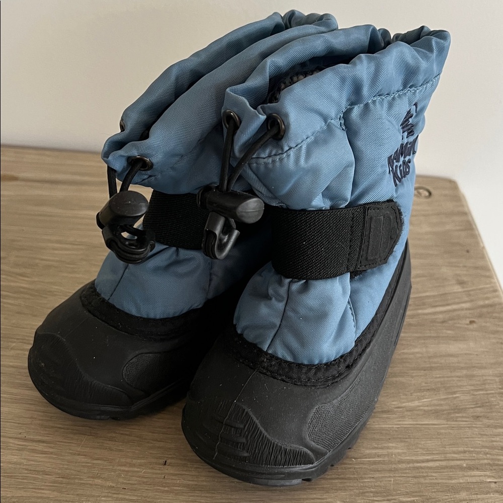 Kamik kids winter/snow boot with strapsand toggle. Excellent condition.